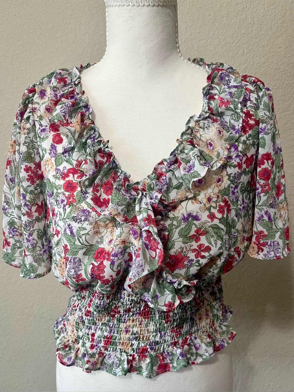 Astr the label Floral Ruffle Smocked Crop Top - White Multi